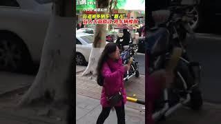 盲道被多辆车“霸占”，盲人大哥行走受阻，将车辆推倒