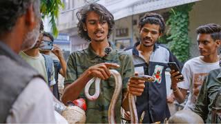 सपेरों ने सांप का मुंह जलाया | Snake Rescued on Naga Panchami