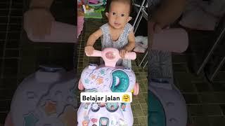 Adek Maisha belajar jalan