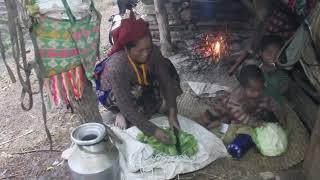 Cuihua fried cabbage for the children , it was so comfortable to sit and cook