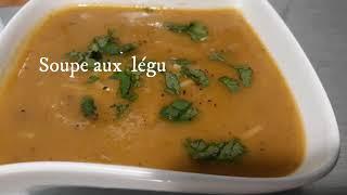 Soupe aux légumes de saison - délicatement parfumée et pleine de saveurs, délicieuse, réconfortante