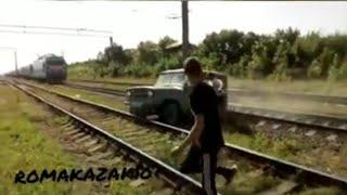 машину сбивает поезд