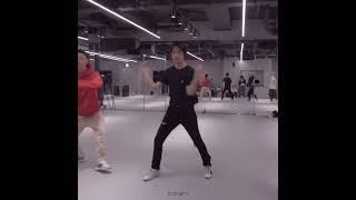 renjun smacking haechan's face while practicing mfal 2022