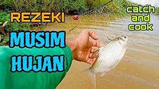 #EP1182 Cari Ikan Musim Hujan | Memukat | Menjala | Tahan Taut | Catch and Cook