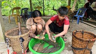 The homeless boy and the poor girl harvest fish to sell and clear fig grass around the house