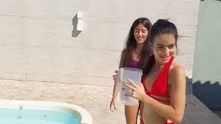 Beatriz e gabi votto brincando com água na piscina