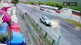 Capta cámara momento de choque de moto en la Carretera Nacional | Monterrey