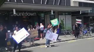 Countdown contact centre workers picket Auckland store over pay dispute