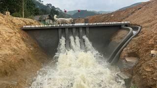 Construction of a powerful 4-gate discharge dam