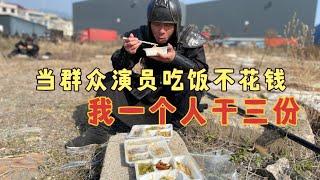 40岁小伙当群众演员，一个人干三份盒饭，他说不花钱的饭真好吃