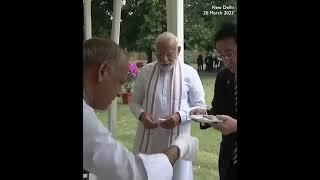 Japan PM Kishida tries India street food with Modi