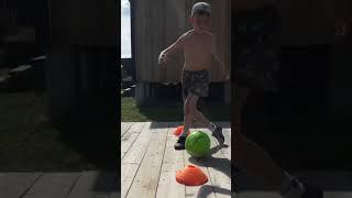 МАЛЫШ ФУТБОЛИСТ ТРЕНИРУЕТ УДАРЫ И ДРИБЛИНГ  BABY FOOTBALL PLAYER TRAINING SHOT AND DRIBBLE