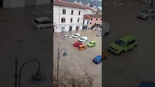 Sesto Fiorentino, esonda il torrente Rimaggio in piazza del mercato