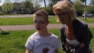 Jonge zwaantjes kijken met de kleinkinderen