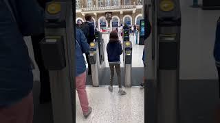 How to go through a London train or subway (underground) ticket barrier #travel #publictransport