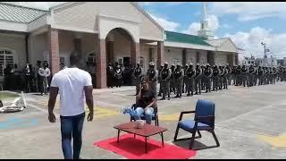 La policía nacional dominicana  Realiza las técnicas que usarán con las pistolas eléctricas