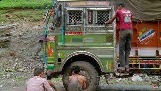 Voyage au bout de l’enfer en Inde et au Népal - Routes Vertigineuses