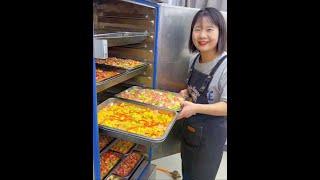 Lazy steamed rice is suitable for the school restaurant to serve quickly. A woman's happiness does