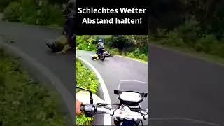 Unfall | Wie man nicht Motorrad fährt Lektion 4 | Sicherheitsabstand ist im Regen Doppeltwichtig!