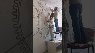 Наталья и Никита наносят трафарет #art #трафарет