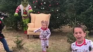 Kids Posing Outdoors for Photo Run Scared After Seeing Guy in Grinch Costume - 1090252