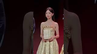 吴谨言 芭莎盛典内场领奖 #BAZAARICONS Awards
