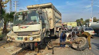 Emergency truck repair! Heavy truck load accident damaged front axle and broken gear brakes failed.