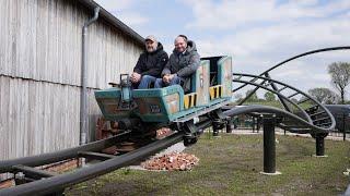 Jaderpark und der Ziegel-Blitz - Warteschlange, Gestaltung und Achterbahn von außen