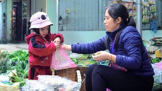 Mom makes sesame rice cakes to sell. Nhi helps Mom sell the cakes