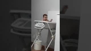 Lavínia tomando banho , ops melhor dando banho no quarto