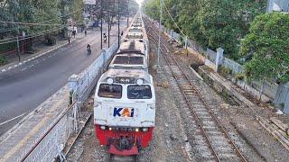 NYEGAT KERETA PAGI SAMBIL NUNGGU MASUK KULIAH !