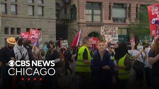 Counterprotester comes to anti-ICE protest in downtown Chicago