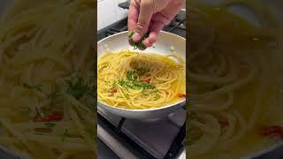 Pasta aglio olio peperoncino e tarallo