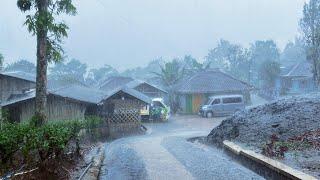 Kampung berkabut dan Hujan Deras, Dingin. Di Neglasari, Cisompet, Garut Selatan, Jawa Barat