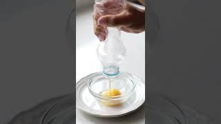 勞 Viral Bottle Egg Yolk Separator HACK!
