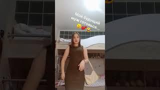 она говорит люблю,но потом снимает маску и.....