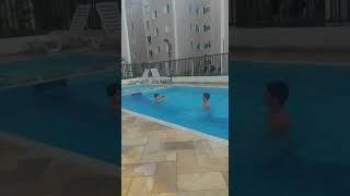 Nós na piscina onde moro com meu amigo Pedro