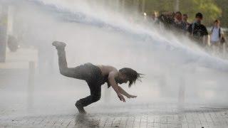 Water cannon vs. Turkish protesters