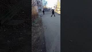 Джиптің артында аямай сікті