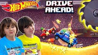 HOT WEELS DRIVE AHEAD DANI y EVAN juegan a el REY de la COLINA! juegos y aplicaciones para niños