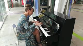 Phamie Gow pianist and composer performs original piano composition in Montpellier train station