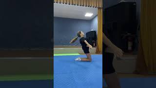 Какой вариант сложнее? 1 или 2?? #shorts #акробатика #acrobatics #гимнастика