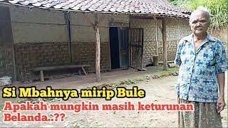 Menikmati masa tua hidup di desa tinggal di rumah sederhana di ujung pedesaan madiun jawa timur