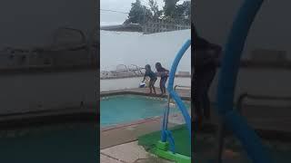 Mis niñas en su piscina julio 2018