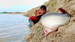 Unbelievable Underground Fishing In Dry Season II Clever Boy Catching Lots of Fish By Hand