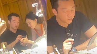 郑恺玩手机被老婆查岗一秒变脸，手机被苗苗抢走，场面尴尬