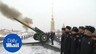 Vladimir Putin fires traditional howitzer in St. Petersburg