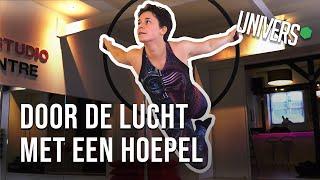 PhD-student zweeft door de lucht in een hoepel