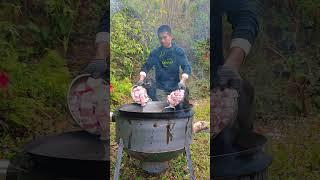 A man, a dog and a cow cooked a big pot of Dongpo pork in the mountains