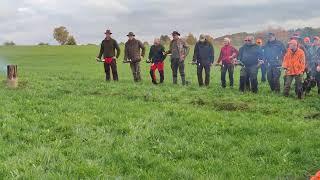 Die Jagdstrecke wird verblasen bei Meinerzhagen/Hunswinkel.